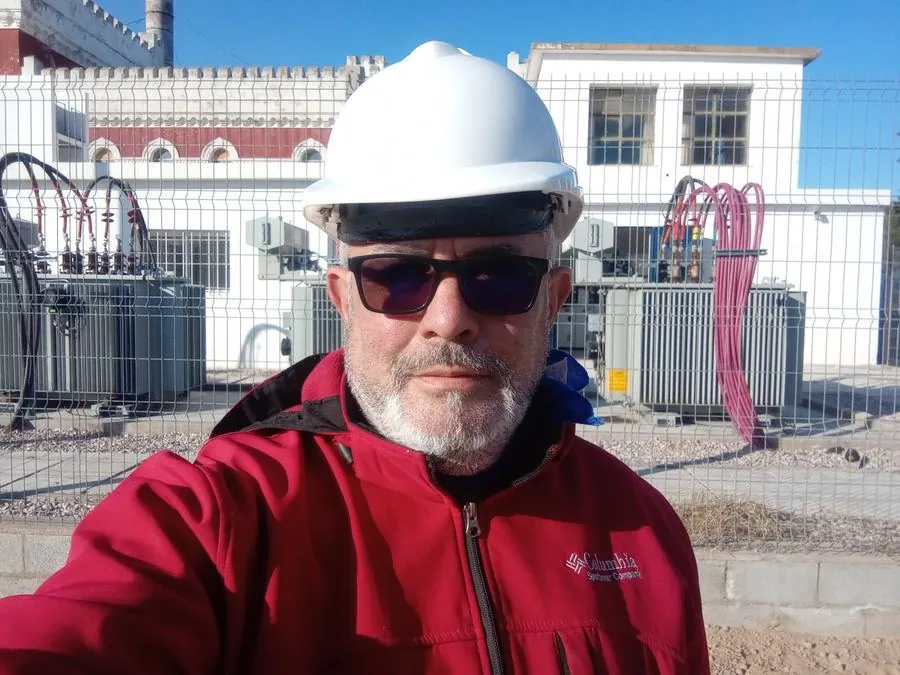Ing. Francisco Solano Jones en instalación eléctrica industrial
